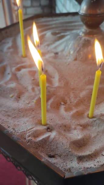 Κεριά Καίγονται Κεριά Εκκλησίας Κεριά Στην Άμμο — Αρχείο Βίντεο
