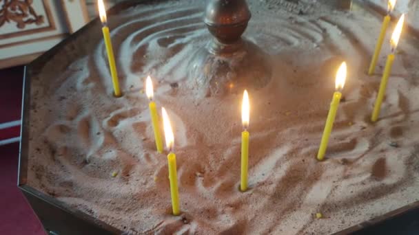 Κεριά Καίγονται Κεριά Εκκλησίας Κεριά Στην Άμμο — Αρχείο Βίντεο