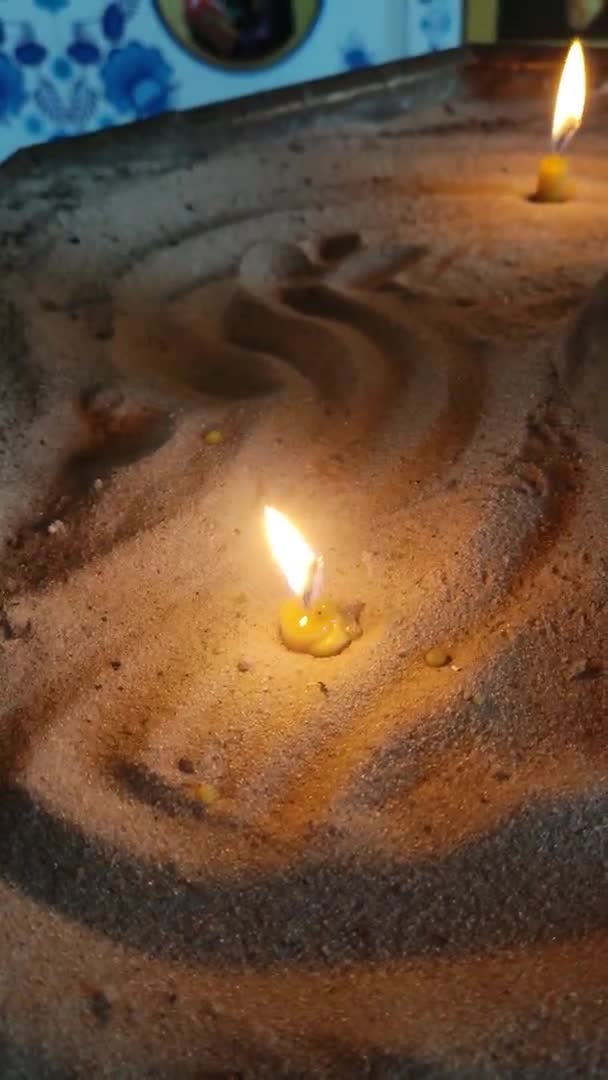 Gyertyák Kiégnek Templomi Gyertyák Gyertyák Homokban — Stock videók