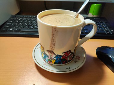 Büyük bir bardak ev yapımı kapuçino. Büyük bardakta sütlü kahve. Damlalı bir fincan kahve.