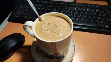 Büyük bir bardak ev yapımı kapuçino. Büyük bardakta sütlü kahve. Damlalı bir fincan kahve.