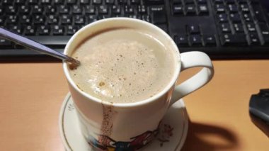 Büyük bir bardak ev yapımı kapuçino. Büyük bardakta sütlü kahve. Damlalı bir fincan kahve.