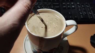 Büyük bir bardak ev yapımı kapuçino. Büyük bardakta sütlü kahve. Damlalı bir fincan kahve.