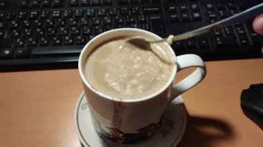 Büyük bir bardak ev yapımı kapuçino. Büyük bardakta sütlü kahve. Damlalı bir fincan kahve.