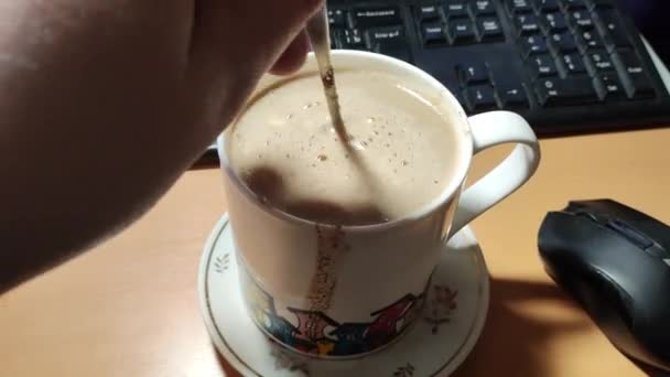 一大杯自制卡布奇诺咖啡 一大杯牛奶咖啡 一杯加滴的咖啡 — 图库视频影像