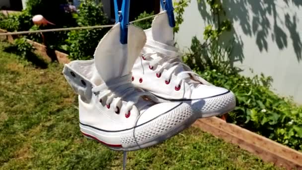 白色的运动鞋白色运动鞋 高级运动鞋 时髦的时髦鞋子 有鞋带的时髦鞋子 — 图库视频影像