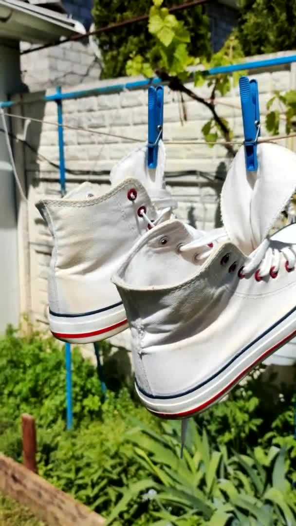 Beyaz Spor Ayakkabılar Beyaz Spor Ayakkabılar Yüksek Topuklu Ayakkabılar Şık — Stok video