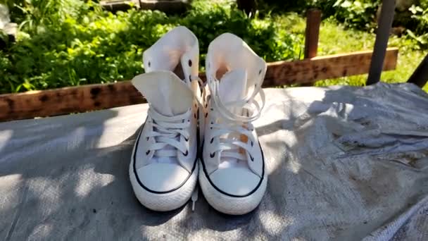 Witte Sneakers Witte Sportschoenen Hoge Sneakers Stijlvolle Hipster Schoenen Modieuze — Stockvideo