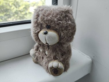 Küçük oyuncak ayı. Oyuncak ayı heykeli.