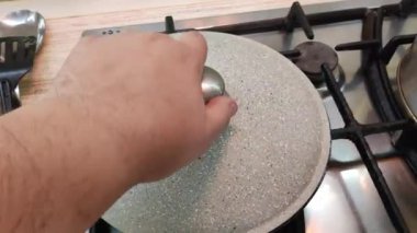 Alışılmadık ev yapımı çırpılmış yumurta. Çırpılmış yumurta, ekmek ve salatalık. Yağda ve yumurta. Kızartma tavasında domuz yağı. Ev yapımı yemek pişirmek. Kızarmış yumurta, doğranmış domates, soğan ve kırmızı biber..