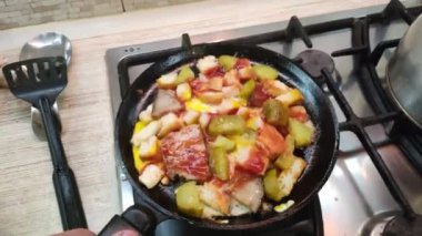 Alışılmadık ev yapımı çırpılmış yumurta. Çırpılmış yumurta, ekmek ve salatalık. Yağda ve yumurta. Kızartma tavasında domuz yağı. Ev yapımı yemek pişirmek. Kızarmış yumurta, doğranmış domates, soğan ve kırmızı biber..