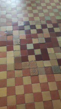 Yerde kare fayanslar var. Yerde antika fayanslar var. Klasik seramik seramik döşeme deseni. Klasik seramik seramik döşeme deseni. Yukarıdan görünüm