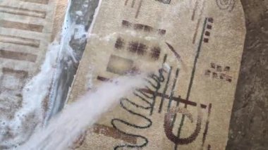 Halı yıkama. Dokunulmaz yüksek basınçlı çamaşır makinesiyle halı yıkama. Birinci şahıs görüntüsü. Halıyı kuru temizlemecide yıka ya da çamaşır yıkamak için köpük ve su kullan. Profesyonel halı yıkama.