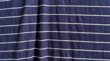 Çizgili kumaş dokusu. Denizci gömleği. Mavi kumaş dokusu. Siyah arka planda beyaz çizgiler. Tuval kumaş dokusu Mavi ve Beyaz, Çizgili Desen, Denizci konsepti.