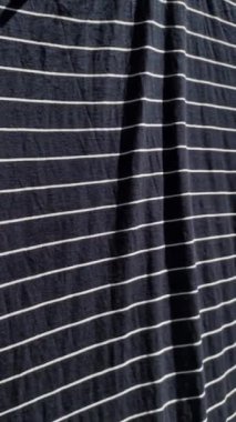 Çizgili kumaş dokusu. Denizci gömleği. Mavi kumaş dokusu. Siyah arka planda beyaz çizgiler. Tuval kumaş dokusu Mavi ve Beyaz, Çizgili Desen, Denizci konsepti.