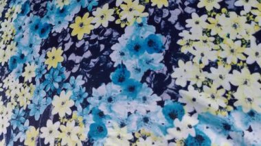 Renkli kumaş dokusu. Çiçekli baskı. Bahçe suluboya çiçek desenleri, El boyası suluboya, kır çiçekleri, dallar, yapraklar, buds. Moda, kumaş, tekstil, duvar kağıdı, kapak için tasarım,