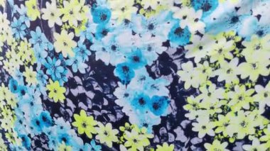 Renkli kumaş dokusu. Çiçekli baskı. Bahçe suluboya çiçek desenleri, El boyası suluboya, kır çiçekleri, dallar, yapraklar, buds. Moda, kumaş, tekstil, duvar kağıdı, kapak için tasarım,