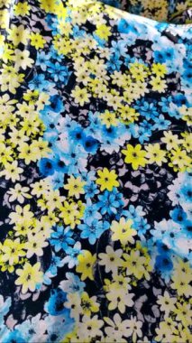Renkli kumaş dokusu. Çiçekli baskı. Bahçe suluboya çiçek desenleri, El boyası suluboya, kır çiçekleri, dallar, yapraklar, buds. Moda, kumaş, tekstil, duvar kağıdı, kapak için tasarım,