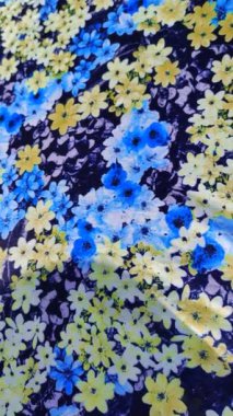 Renkli kumaş dokusu. Çiçekli baskı. Bahçe suluboya çiçek desenleri, El boyası suluboya, kır çiçekleri, dallar, yapraklar, buds. Moda, kumaş, tekstil, duvar kağıdı, kapak için tasarım,