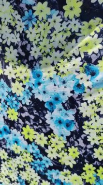 Renkli kumaş dokusu. Çiçekli baskı. Bahçe suluboya çiçek desenleri, El boyası suluboya, kır çiçekleri, dallar, yapraklar, buds. Moda, kumaş, tekstil, duvar kağıdı, kapak için tasarım,