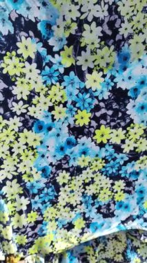 Renkli kumaş dokusu. Çiçekli baskı. Bahçe suluboya çiçek desenleri, El boyası suluboya, kır çiçekleri, dallar, yapraklar, buds. Moda, kumaş, tekstil, duvar kağıdı, kapak için tasarım,