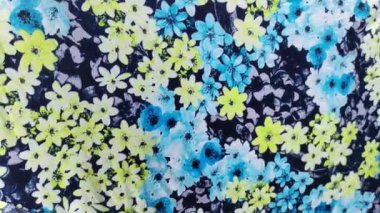 Renkli kumaş dokusu. Çiçekli baskı. Bahçe suluboya çiçek desenleri, El boyası suluboya, kır çiçekleri, dallar, yapraklar, buds. Moda, kumaş, tekstil, duvar kağıdı, kapak için tasarım,