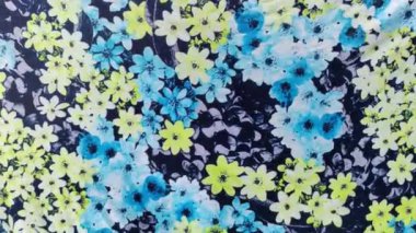 Renkli kumaş dokusu. Çiçekli baskı. Bahçe suluboya çiçek desenleri, El boyası suluboya, kır çiçekleri, dallar, yapraklar, buds. Moda, kumaş, tekstil, duvar kağıdı, kapak için tasarım,