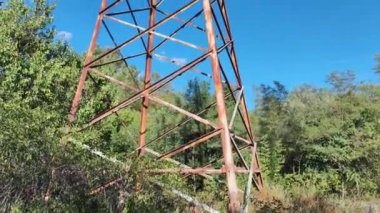 Güç iletim direkleri. Elektrik Kutbu, Yüksek Voltaj Hatları, Aktarım Kulesi, Elektrik Şebekesi, Voltaj ve Zaman Hızı Güzel Mavi Gökyüzü ve Bulutlar. Güç kabloları ve güç pilleri arasında uçuş..