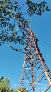 Güç iletim direkleri. Elektrik Kutbu, Yüksek Voltaj Hatları, Aktarım Kulesi, Elektrik Şebekesi, Voltaj ve Zaman Hızı Güzel Mavi Gökyüzü ve Bulutlar. Güç kabloları ve güç pilleri arasında uçuş..