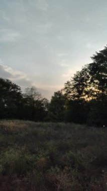 Gün batımında manzara. Güneşin doğuşuyla doğal manzara. Yüksek çözünürlüklü video doğa arkaplanı.