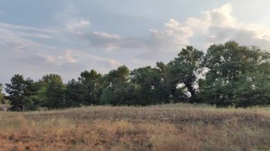 Gün batımında manzara. Güneşin doğuşuyla doğal manzara. Yüksek çözünürlüklü video doğa arkaplanı.