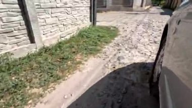 Kötü bir yolda araba kullanmak. Birinci şahıs videosu. Şoför araba kullanıyor. Kötü tehlikeli yol..
