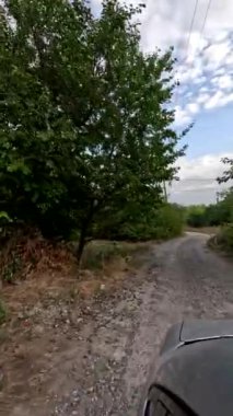 Kötü bir yolda araba kullanmak. Birinci şahıs videosu. Şoför araba kullanıyor. Kötü tehlikeli yol..