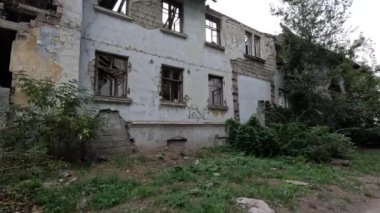 Terk edilmiş. yıkılan bina. Kırık camlar ve duvarlar. Ukrayna 'da bir bina. Savaşın sonuçları..