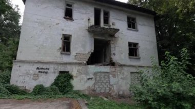 Terk edilmiş. yıkılan bina. Kırık camlar ve duvarlar. Ukrayna 'da bir bina. Savaşın sonuçları..