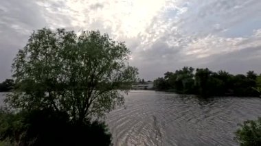 Nehirde gün batımı. video hdr. Gölde gün doğumu. Nehir ve bulutlu manzara.