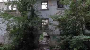 Terk edilmiş. yıkılan bina. Kırık camlar ve duvarlar. Ukrayna 'da bir bina. Savaşın sonuçları..