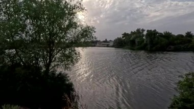 Nehirde gün batımı. video hdr. Gölde gün doğumu. Nehir ve bulutlu manzara.