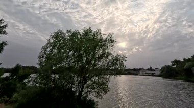 Nehirde gün batımı. video hdr. Gölde gün doğumu. Nehir ve bulutlu manzara.