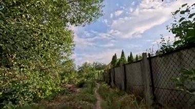 Sonbaharda yol boyunca yürüyorum. Sonbahar manzarası. Sonbahar yaprakları yerde. Dar yol. Nehir kenarında yürüyüş. Göl ve gökyüzü. Güzel doğal manzara. HDR video 4K 60 fps.