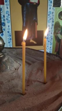 Şamdandaki kilise mumları. Ukrayna kilisesi. Ortodoksluk. Kilise mumları yanıyor..