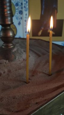 Şamdandaki kilise mumları. Ukrayna kilisesi. Ortodoksluk. Kilise mumları yanıyor..