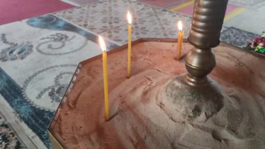 Şamdandaki kilise mumları. Ukrayna kilisesi. Ortodoksluk. Kilise mumları yanıyor..