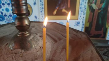 Şamdandaki kilise mumları. Ukrayna kilisesi. Ortodoksluk. Kilise mumları yanıyor..