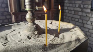 Şamdandaki kilise mumları. Ukrayna kilisesi. Ortodoksluk. Kilise mumları yanıyor..