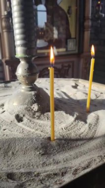 Şamdandaki kilise mumları. Ukrayna kilisesi. Ortodoksluk. Kilise mumları yanıyor..