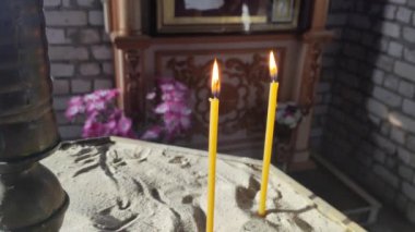 Şamdandaki kilise mumları. Ukrayna kilisesi. Ortodoksluk. Kilise mumları yanıyor..