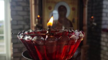 Şamdandaki kilise mumları. Ukrayna kilisesi. Ortodoksluk. Kilise mumları yanıyor..