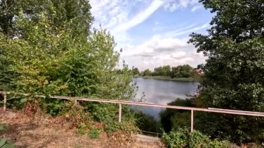 Yukarıdan nehrin güzel manzarası. Nehirli doğal manzara. Nehir kıyısında. Bulutlar ve su. Gölde dinlen..