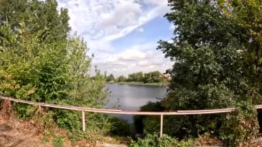 Yukarıdan nehrin güzel manzarası. Nehirli doğal manzara. Nehir kıyısında. Bulutlar ve su. Gölde dinlen..